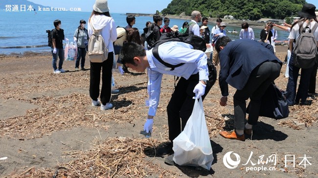 学生们体验海岸清扫。（人民网 许可摄）