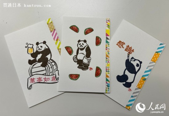 图为丁未堂创作的熊猫系列明信片。人民网 玄番登史江摄