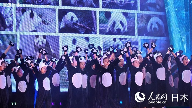 小演员们上演《欢乐功夫熊猫》。人民网 蒋晓辰摄